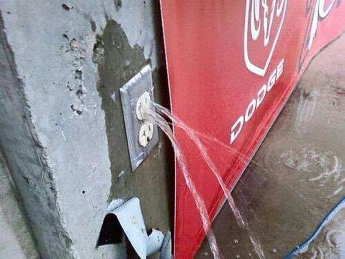 Een stopcontact waar water uit giet